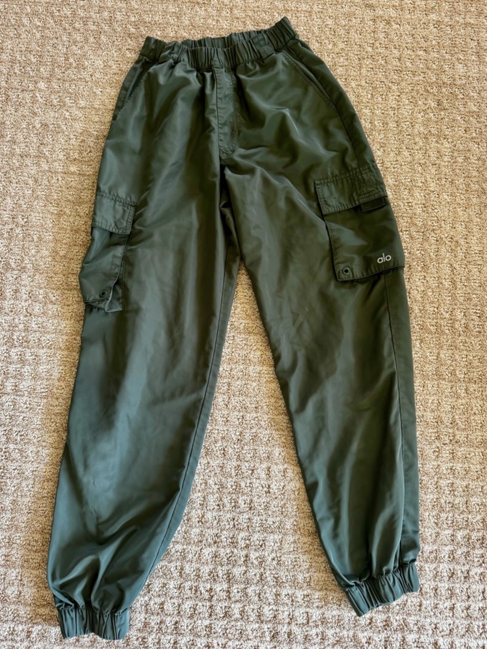 ALO IT GIRL CARGO PANTS SIZE SMALL